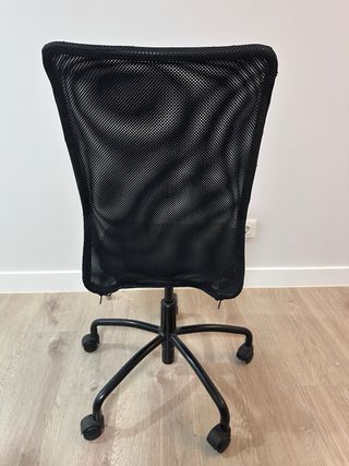 Silla de escritorio negra y gris en buen estado