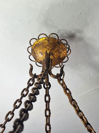 Lámpara de forja dorada