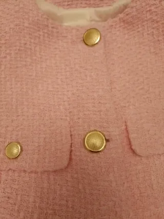 Chaleco rosa con cinturón dorado