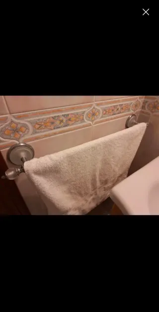 Toallero de baño plateado