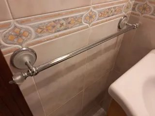 Toallero de baño plateado