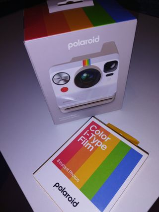 Polaroid Now Cámara Instantánea + Film