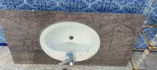 Lavabo de granito con grifo