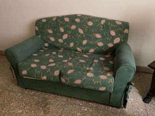 Due divani verde a due posti