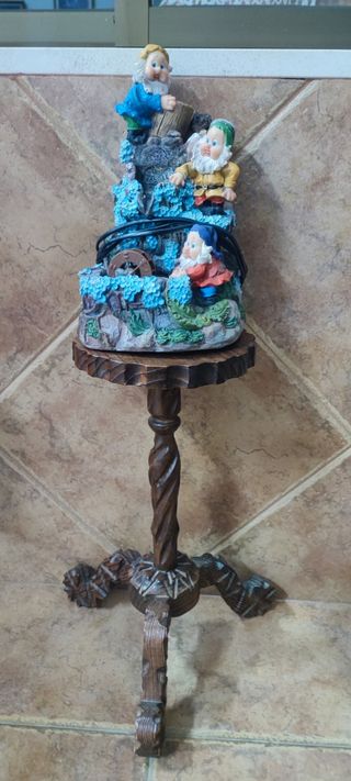 Figura decorativa enanos con peana madera