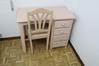 Escritorio, silla y estantería de madera maciza