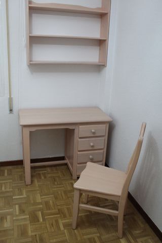 Escritorio, silla y estantería de madera maciza