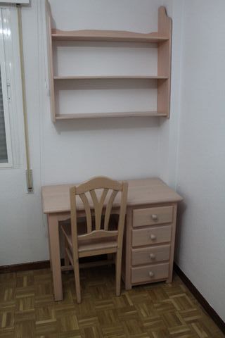Escritorio, silla y estantería de madera maciza