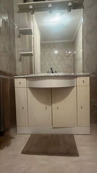 Mueble de baño con encimera de mármol y espejo