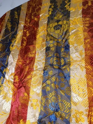 ANTIGUA COLCHA TIPO SEDA ADAMASCADA