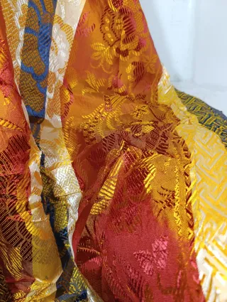 ANTIGUA COLCHA TIPO SEDA ADAMASCADA