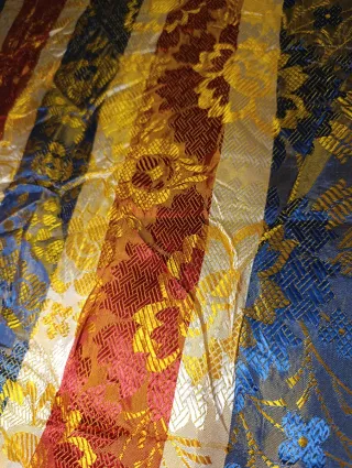 ANTIGUA COLCHA TIPO SEDA ADAMASCADA