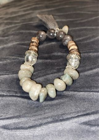 PULSERA CON POMPÓN Y PIEDRAS VARIADAS NATURALES