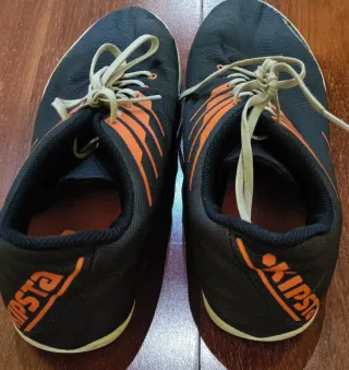 Zapatillas fútbol sala Kipsta negras y naranjas