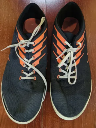 Zapatillas fútbol sala Kipsta negras y naranjas