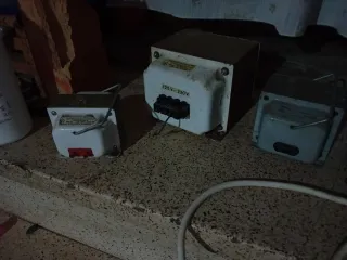 4 Transformadores Eléctricos Variaos tamaño.