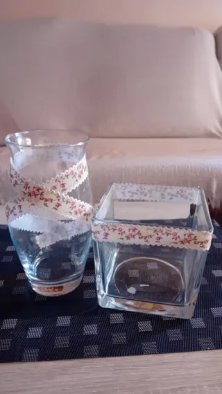 2 jarrones de cristal con cinta floral