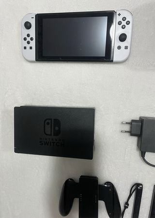 Nintendo Switch Blanca y Negra + Accesorios