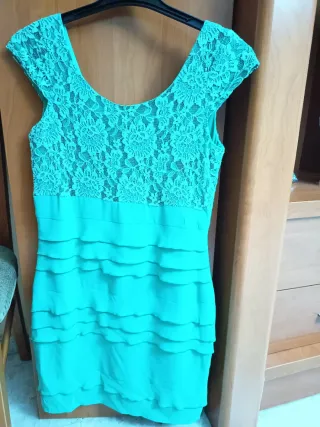 Vestido verde con encaje y volantes