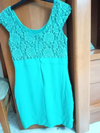 Vestido verde con encaje y volantes