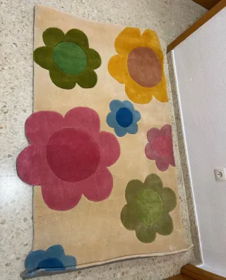 Alfombra infantil flores beige y rosa