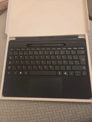 Microsoft Surface Pro 11 Copilot+ PC OLED.