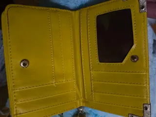 Cartera monedero amarillo.