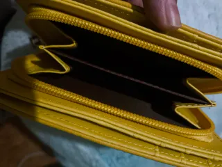Cartera monedero amarillo.