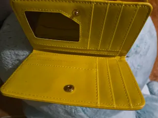 Cartera monedero amarillo.