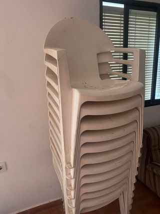 Lote de 22 Sillas de Plástico Blancas