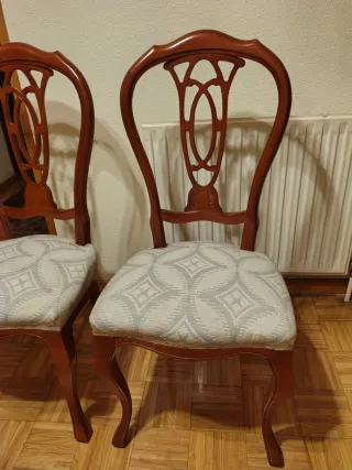 Juego de 6 sillas de salón de madera.