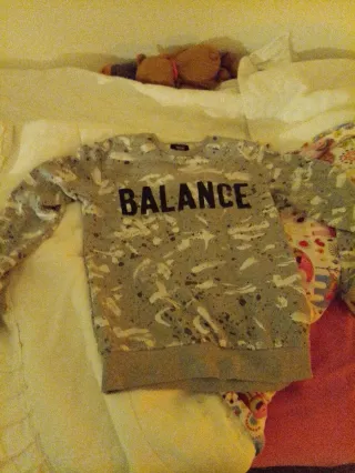 Sudadera gris con estampado BALANCE