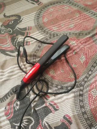 Plancha de pelo DTC roja y negra