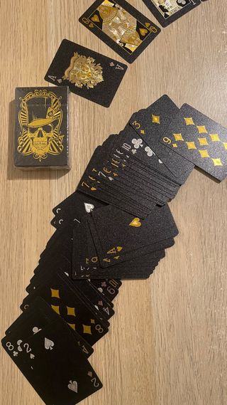 Baraja de cartas de póker negra dorada plateadas