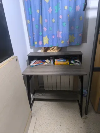 Escritorio casi nuevo apenas usado.