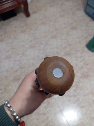 Maza de madera con clavos
