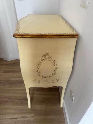 Mueble tocador beige y dorado