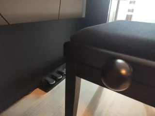 Piano digital negro con banqueta