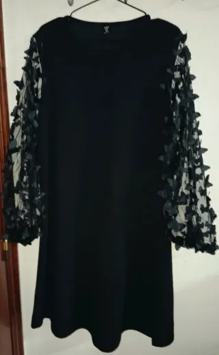 Vestido negro con mangas de mariposas