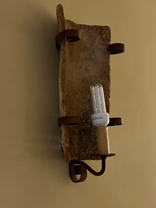Lámpara de pared antigua de teja