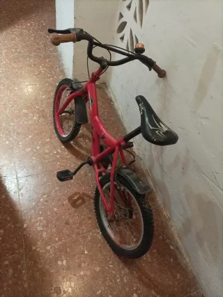 Bicicleta infantil roja