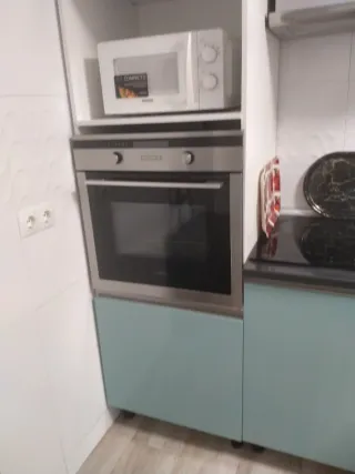 Cocina verde agua vitro, microondas y grifo