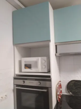 Cocina verde agua vitro, microondas y grifo