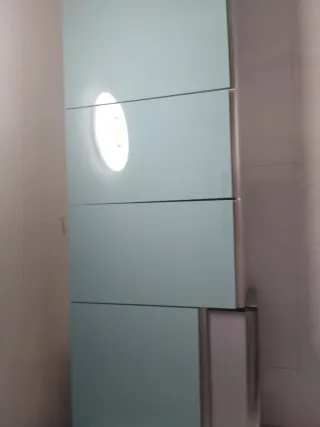 Cocina verde agua vitro, microondas y grifo