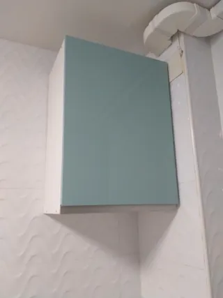 Cocina verde agua vitro, microondas y grifo