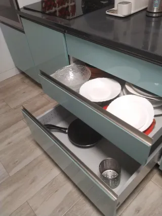 Cocina verde agua vitro, microondas y grifo