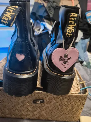 Botas Dr. Martens Negras con Corazón Rosa