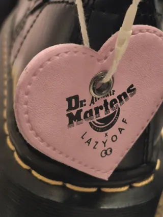 Botas Dr. Martens Negras con Corazón Rosa
