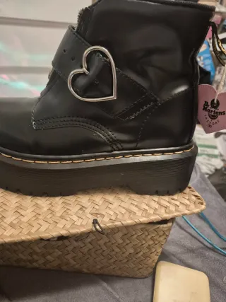 Botas Dr. Martens Negras con Corazón Rosa