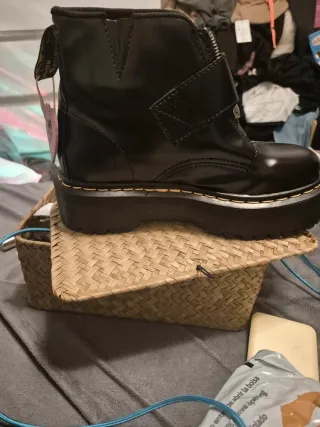 Botas Dr. Martens Negras con Corazón Rosa